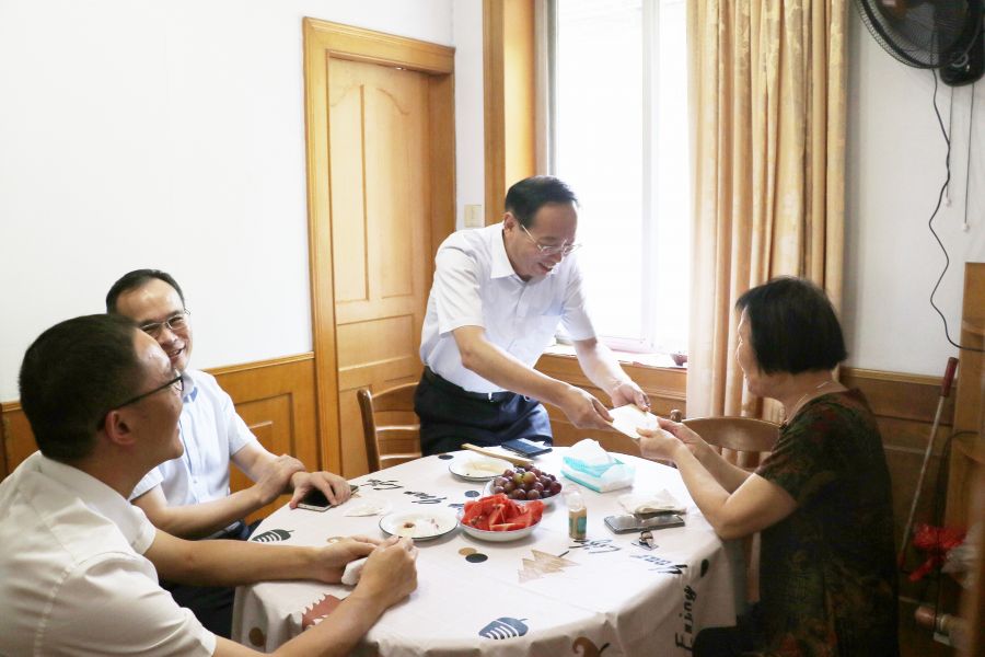 1658218084127784DqEV.jpg 集團黨委委員、董事姜巨舫親切看望慰問糧油退休困難黨員(1).jpg