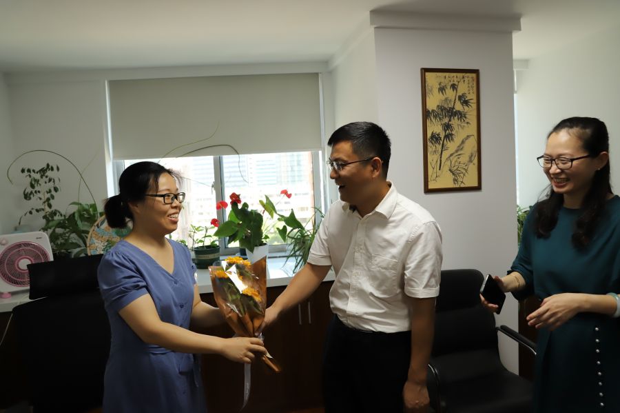 1658218108381964kLBW.jpg 徐得均慰問醫保桑倩02.jpg